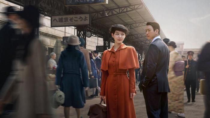100 Days of Deception là dự án đặc biệt kỷ niệm 20 năm thành lập tvN, do Yoo In-shik đạo diễn và Ryu Bo-ri viết kịch bản, với Kim Yoo-jung, Park Jin-young, Kim Hyun-joo, Lee Moo-saeng và Jin Seon-kyu tham gia. Phim lấy bối cảnh Gyeongseong năm 1932, xoay quanh Lee Ga-kyung, một nữ móc túi và lừa đảo tài ba nhận nhiệm vụ làm gián điệp, thâm nhập vào Phủ Tổng đốc Nhật Bản dưới thân phận thông dịch viên trong 100 ngày để hỗ trợ phong trào độc lập. Tại đây, cô gặp Kim Tae-woong, một thông dịch viên ưu tú và là con trai nuôi của vị Tổng đốc Nhật, từ đó vướng vào một mối quan hệ vừa nguy hiểm vừa lãng mạn.