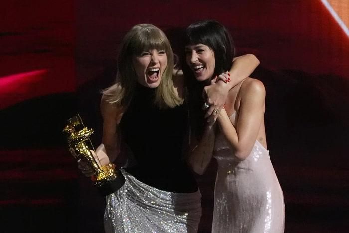 Taylor Swift và Dakota Johnson đã duy trì tình bạn thân thiết hơn một thập kỷ.