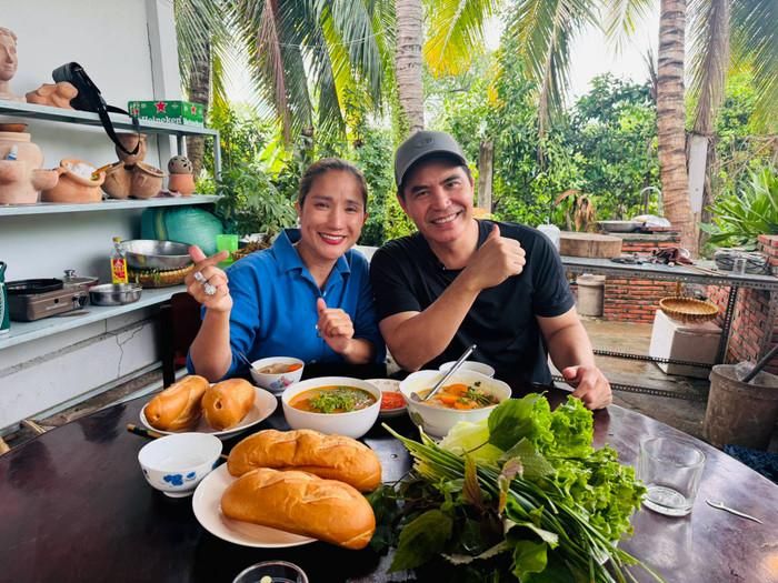 Ngoài diễn xuất, Trung Dũng và Cát Tường có thế mạnh về ca hát, sở hữu chất giọng truyền cảm.