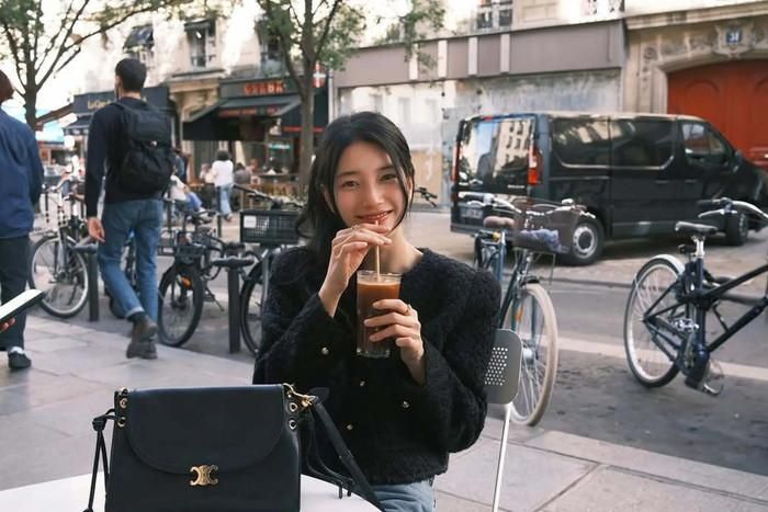 Bae Sunzy vui vẻ tận hưởng chuyến đi.