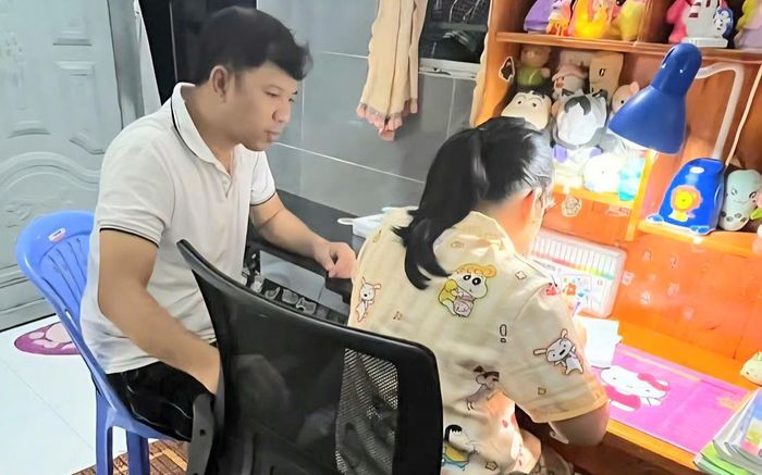 Anh Trương Văn Vinh tranh thủ kèm con học sau giờ làm, trong khi gia đình vẫn phải chật vật cân đối các khoản chi tiêu hằng tháng