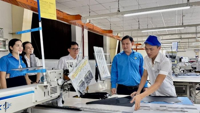 Ông Nguyễn Văn Bé Hai (thứ 2 từ phải sang), Chủ tịch Công đoàn cơ sở Công ty TNHH Furukawa Automotive Systems Vĩnh Long Việt Nam.