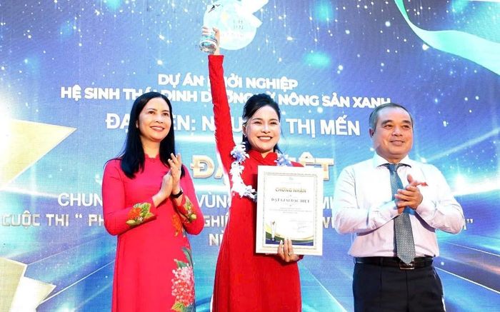 TS Trần Lan Phương (bìa trái), Phó Bí thư Thường trực Đảng ủy TƯ Hội, Phó Chủ tịch Thường trực Hội LHPN Việt Nam, Đại biểu Quốc hội khóa XVI, trao giải Đặc biệt của vòng Chung kết Cuộc thi Phụ nữ khởi nghiệp khu vực miền Trung năm 2024. Ảnh: PVH