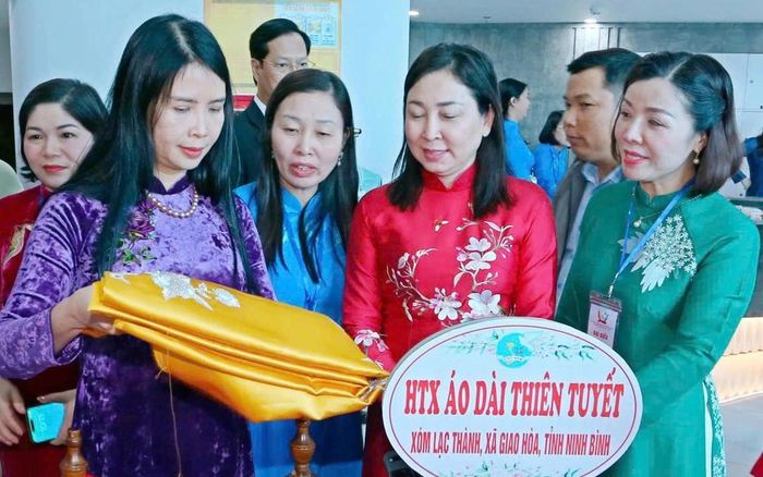 Phó Chủ tịch Thường trực Hội LHPN Việt Nam Trần Lan Phương (bìa trái) thăm gian trưng bày sản phẩm của phụ nữ khởi nghiệp tỉnh Ninh Bình