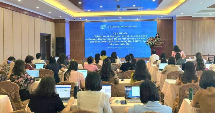 Phó Chủ tịch Thường trực Hội LHPN Việt Nam Trần Lan Phương phát biểu tại lớp tập huấn “Nghiệp vụ ủy thác với các ngân hàng và hướng dẫn thực hiện Đề án hỗ trợ phụ nữ khởi nghiệp giai đoạn 2026-2035” khu vực phía Bắc do TƯ Hội LHPN Việt Nam tổ chức
