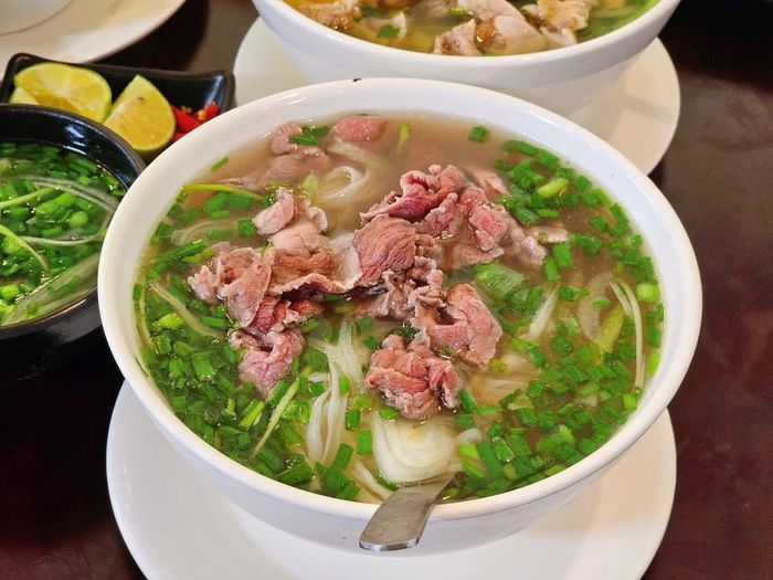 Ở trung tâm, thực khách có thể tham khảo Phở 10 Lý Quốc Sư tại 10 Lý Quốc Sư hoặc Phở Thìn Bờ Hồ tại 19 Hàng Vôi