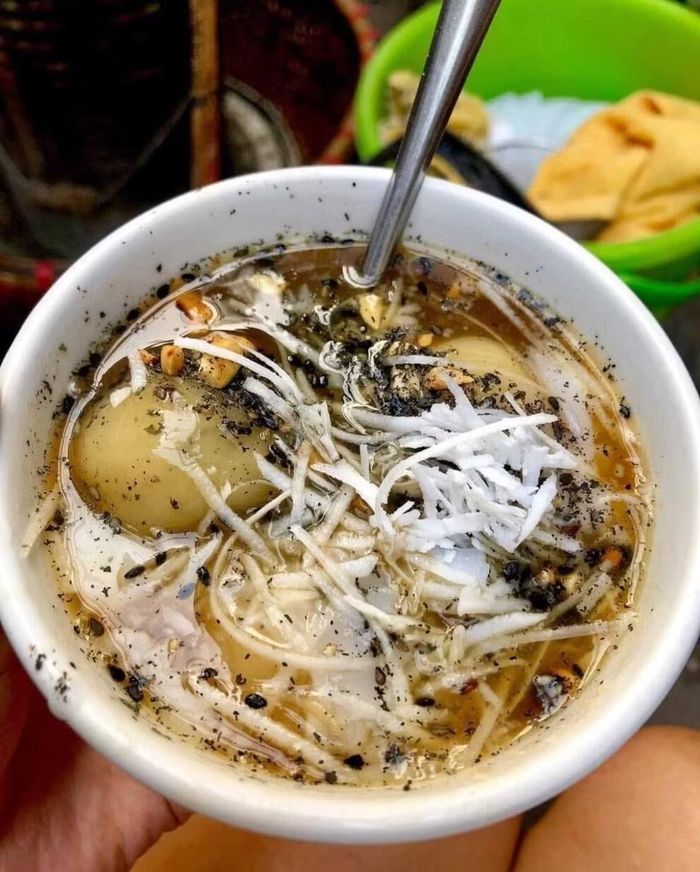 Những viên bánh trôi tàu dẻo mềm trong nước gừng nóng mang theo một phần ký ức về những gánh hàng, quán nhỏ đã làm nên nét riêng của ẩm thực phố cổ Hà Nội