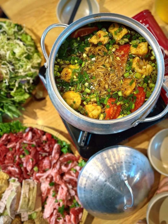 Lẩu riêu cua với vị thanh chua của nước dùng, riêu cua béo thơm cùng các món ăn kèm, tạo nên lựa chọn phù hợp cho những bữa ăn quây quần