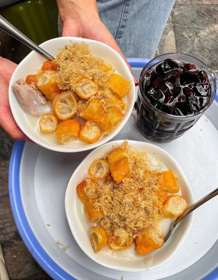 Thực khách có thể tham khảo Cháo sườn cô Là ở 2A Lý Quốc Sư hoặc Cháo Sườn Bà Lợi Còng tại 39 Hàng Điếu