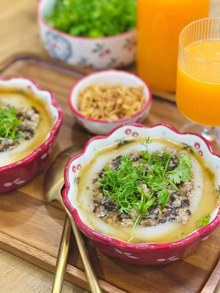 Một địa chỉ được nhiều thực khách biết đến là Quán Bánh Đúc Nóng bà Nội tại ngõ 8 Lê Ngọc Hân. Ngoài ra, Bánh Đúc Nóng Trung Tự tại 103B5 ngõ 46C Phạm Ngọc Thạch cũng là một lựa chọn. Các địa chỉ bánh đúc nóng ở chợ Nghĩa Tân cũng thường được nhắc đến trong những gợi ý ẩm thực mùa lạnh Hà Nội