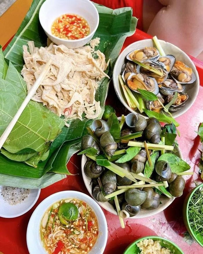 Những đĩa ốc nóng thường được thưởng thức chậm rãi cùng nước chấm đậm vị, tạo nên một thú ăn vặt đặc trưng trong đời sống ẩm thực của Thủ đô