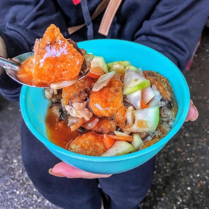 Một địa chỉ có thể tham khảo là Bánh Rán Mặn tại 5 Lương Ngọc Quyến. Nếu muốn thử bánh rán theo kiểu truyền thống, Bánh Rán Cổ Truyền Mật Đường tại 52 Hàng Chiếu cũng là một địa chỉ nằm trong khu phố cổ