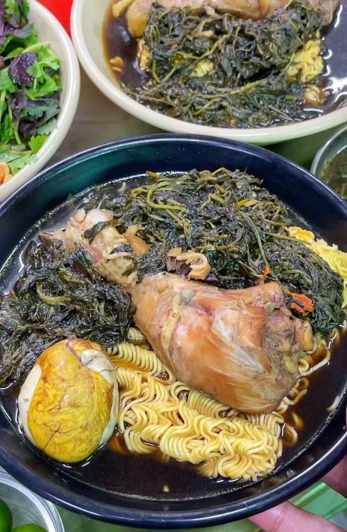 Mì gà tần kết hợp vị thơm của thuốc Bắc với thịt gà và sợi mì, tạo nên món ăn nóng, đậm vị được nhiều thực khách lựa chọn khi trời trở lạnh