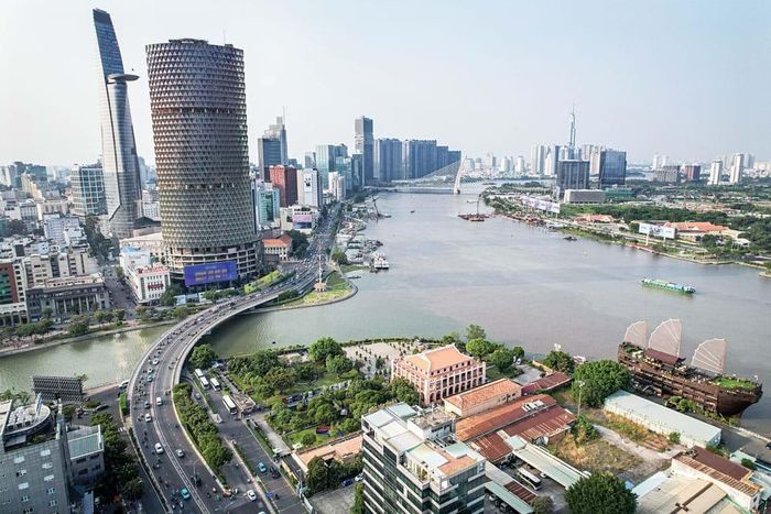 Cảnh quan sông Sài Gòn với dấu tích của nhiều di sản đã mất và đang tiếp tục đối diện nguy cơ bị xâm hại: xưởng đóng tàu Ba Son, bến Nhà Rồng, cảng Khánh Hội, bến đò Thủ Thiêm,… Ảnh: Nhật Thịnh