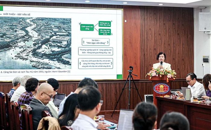 ThS-KTS. Nguyễn Vũ Mai Hân trình bày tham luận tại tọa đàm.