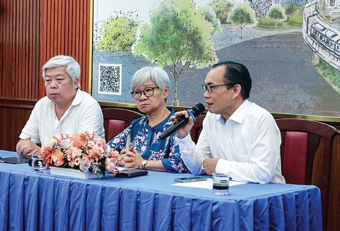 Từ phải: TS. Lê Thanh Hòa, nhà báo Nguyễn Thế Thanh, TS-KTS. Hoàng Anh Tú điều hành phiên thảo luận trong tọa đàm.