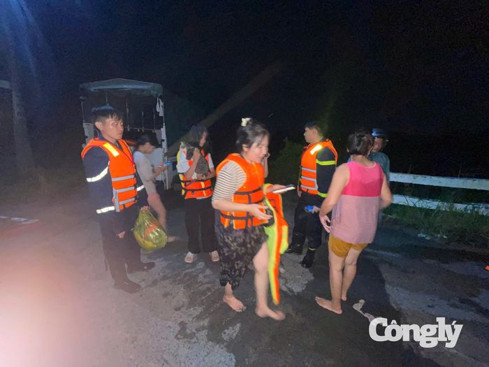 Xuyên đêm cứu 12 người mắc kẹt giữa dòng nước Suối Cái.