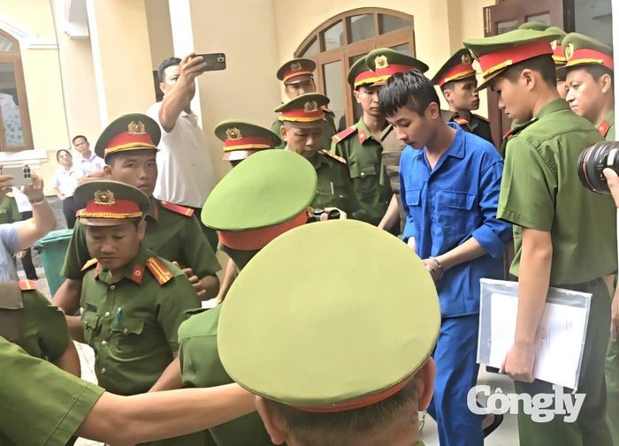 Bị cáo Nguyễn Đức Anh bị dẫn giải đến phiên tòa.