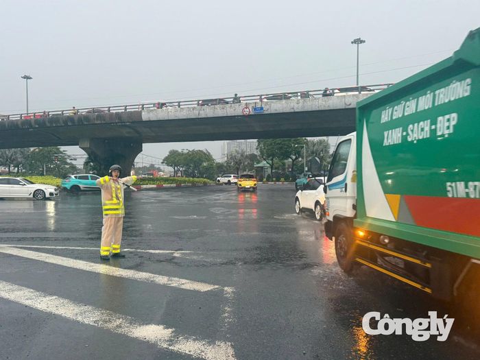 CSGT TP.HCM điều tiết giao thông trong điều kiện mưa bão.
