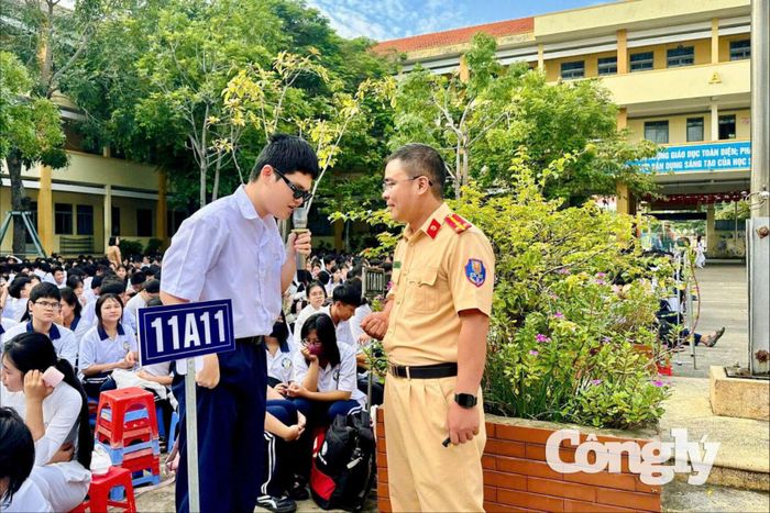 Tăng cường tuyên truyền giao thông cho học sinh THPT.