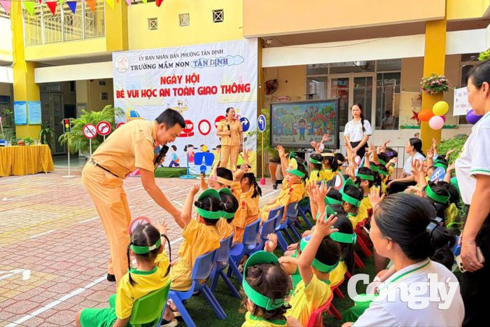 Hình thành văn hóa giao thông từ những bài học nhỏ.