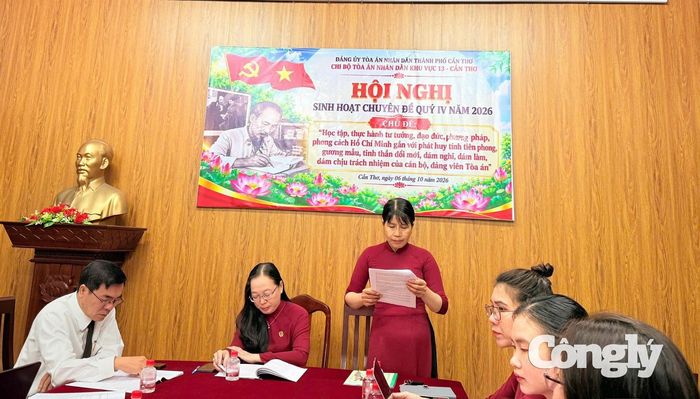 Bà Trần Thị Nhung, Phó Bí thư Chi bộ TAND khu vực 13-Cần Thơ phát biểu trình bày tham luận