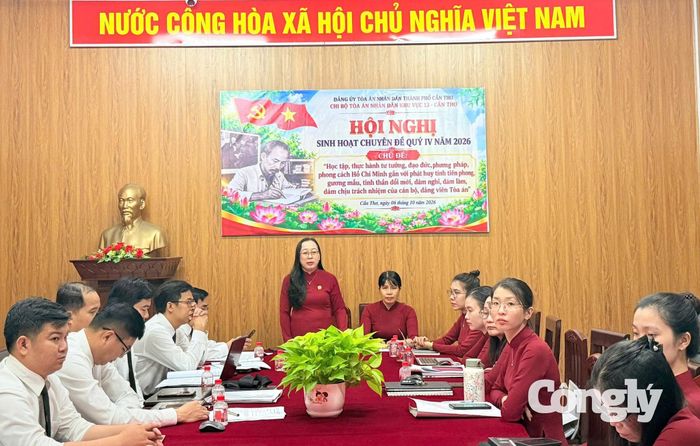 Bà Trần Thanh Ngân, Bí thư chi bộ, Chánh án TAND khu vực 13- Cần Thơ phát biểu chỉ đạo