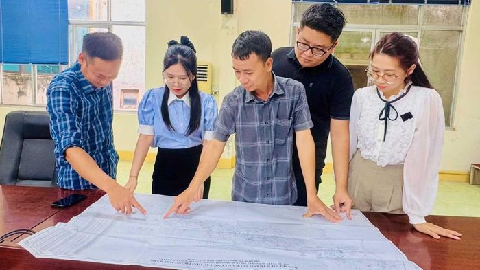 Rà soát giải phóng mặt bằng ở Vân Đồn. Ảnh: Quang Ninh Media