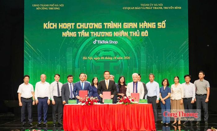 Đại diện Sở Công Thương Hà Nội, Cơ quan Báo và Phát thanh truyền hình Hà Nội và Công ty TNHH Công nghệ TikTok Việt Nam thực hiện ký kết Biên bản ghi nhớ hợp tác.