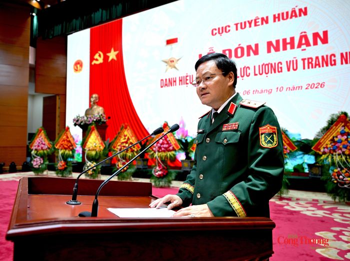 Trung tướng Nguyễn Văn Đức, Cục trưởng Cục Tuyên huấn trình bày báo cáo tại buổi lễ.