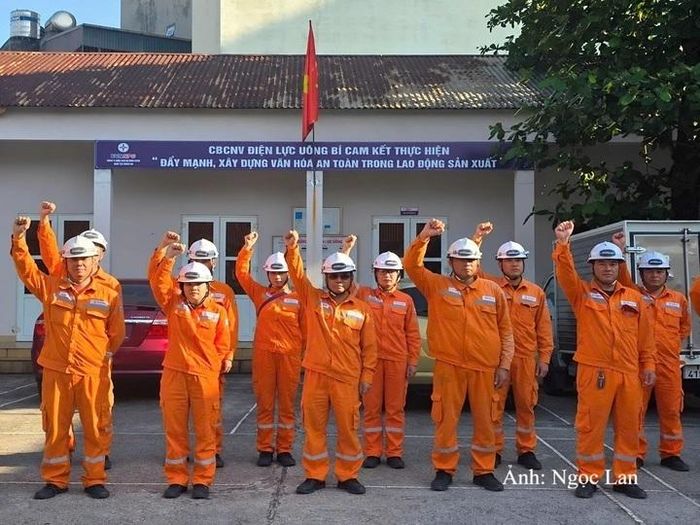 Nhân viên Điện lực Uông Bí hô khẩu hiệu an toàn lao động trước khi bước vào ngày làm việc mới.