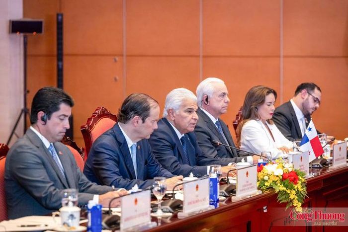 Đoàn đại biểu cấp cao nước Cộng hòa Panama tại hội đàm.