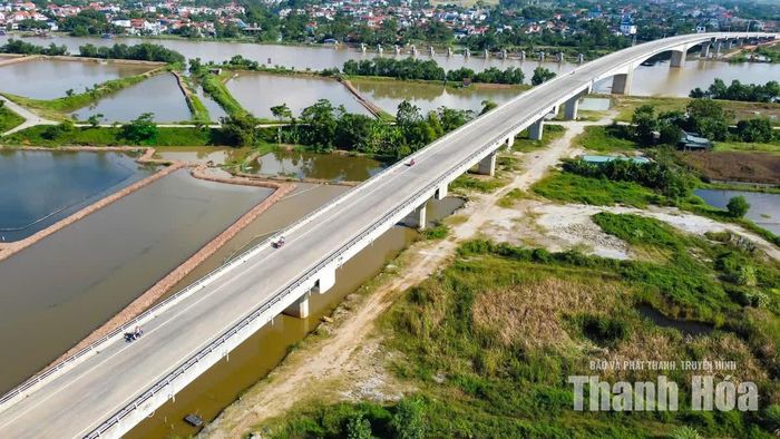 Cầu gồm một liên dầm hộp 3 nhịp liên tục và 27 nhịp dẫn Super T bằng bê tông cốt thép dự ứng lực, bảo đảm kết nối tuyến đường qua khu vực sông Lạch Trường.