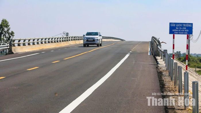 Cầu Lạch Trường thuộc gói thầu xây lắp số 6, dài 1.321m, gồm 30 nhịp. Đây là cầu vượt cạn, vượt sông dài nhất tại Thanh Hóa do địa phương xây dựng.