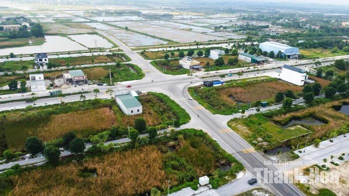 Toàn tuyến có 8 nút giao với đường tỉnh, đường vào khu công nghiệp và đường liên xã. Các nút giao được thiết kế giao bằng, có làn chờ rẽ rộng từ 2,5m cùng hệ thống biển báo, sơn kẻ đường và gờ giảm tốc.