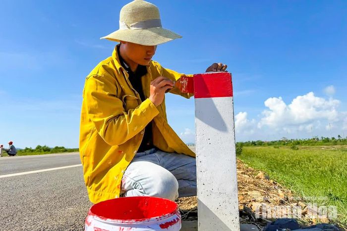 Tại đoạn tiếp giáp tỉnh Ninh Bình, nhà thầu đang hoàn thiện các hạng mục an toàn giao thông như cọc tiêu, sơn phản quang và kẻ vạch đường. Các hạng mục điện chiếu sáng, đèn tín hiệu giao thông đang được lựa chọn nhà thầu để thi công, hoàn thành trong năm 2026.