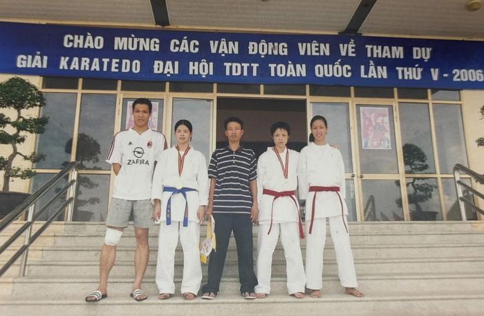 Tấm huy chương vàng môn Karate của Bùi Thị Ngân (thứ 2 từ trái sang phải) là một trong những điểm sáng hiếm hoi của thể thao Thanh Hoá tại Đại hội lần thứ V, năm 2006.