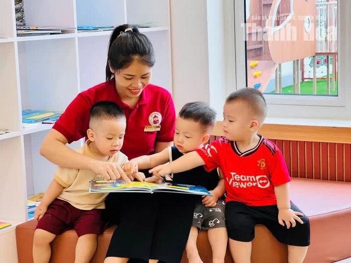 Góc sách tạo cơ hội cho trẻ nghe, kể chuyện, trao đổi, mở rộng vốn từ và tự tin diễn đạt suy nghĩ.
