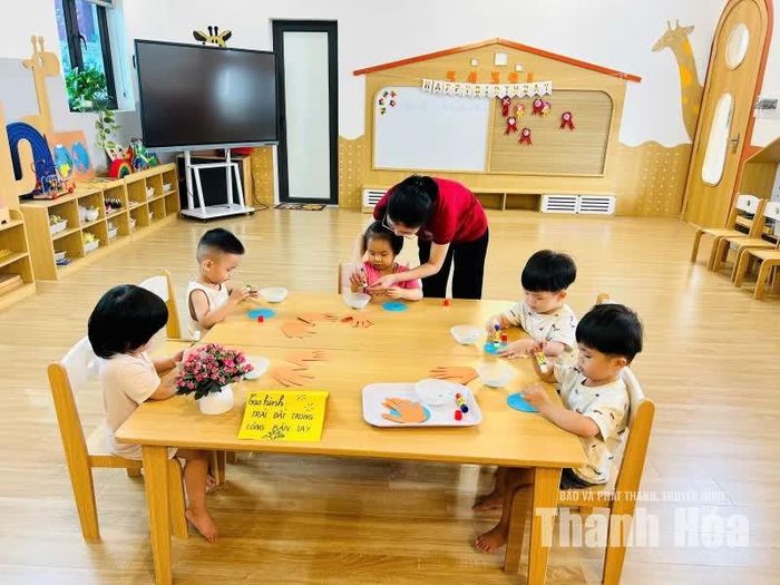 Cô giáo tận tình hướng dẫn, khuyến khích trẻ tự mình sáng tạo, khám phá.