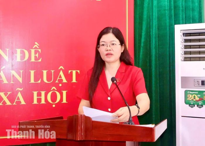 Phó Trưởng Đoàn ĐBQH tỉnh Lương Thị Hoa phát biểu đề dẫn tại hội nghị.