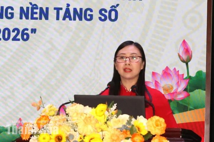 Phó Chủ tịch Ủy ban MTTQ tỉnh Nguyễn Thị Phương trình bày Báo cáo đề dẫn tại hội thảo.