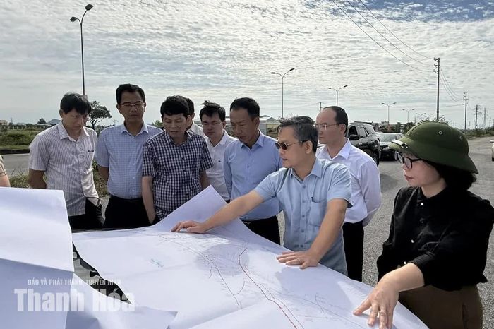 Phó Chủ tịch UBND tỉnh Lê Quang Hùng kiểm tra tiến độ dự án tại phường Đông Tiến.