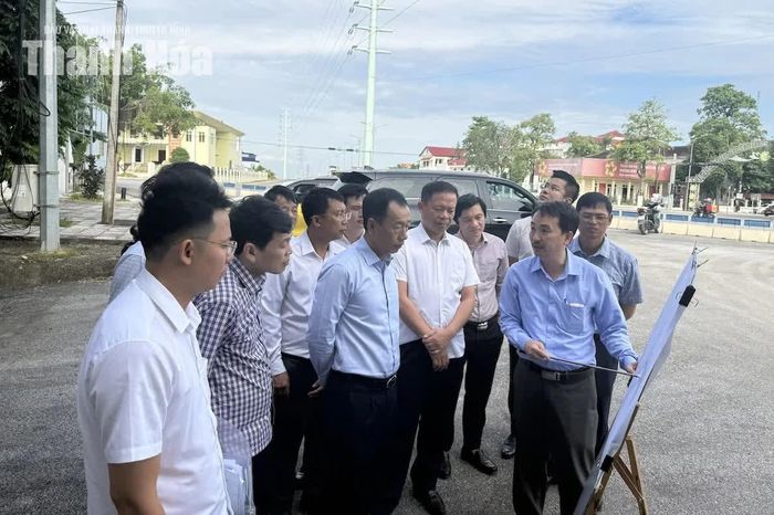 Phó Chủ tịch UBND tỉnh Lê Quang Hùng kiểm tra thực địa công tác giải phóng mặt bằng phục vụ dự án tại phường Đông Sơn.