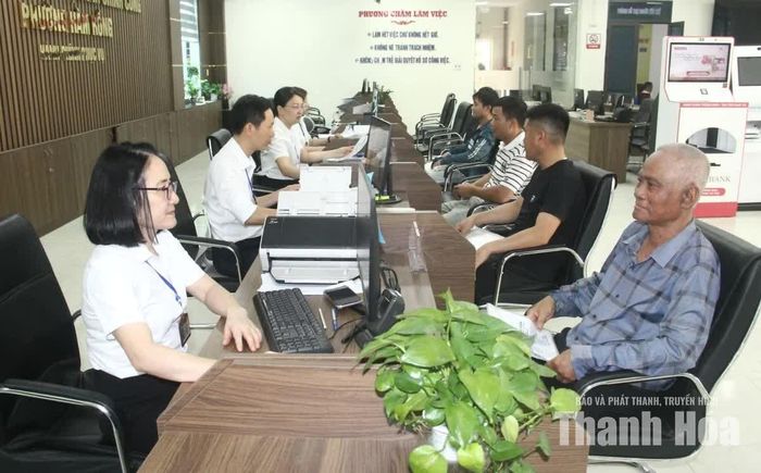 Công chức Trung tâm Phục vụ hành chính công phường Hàm Rồng giải quyết thủ tục hành chính cho công dân.