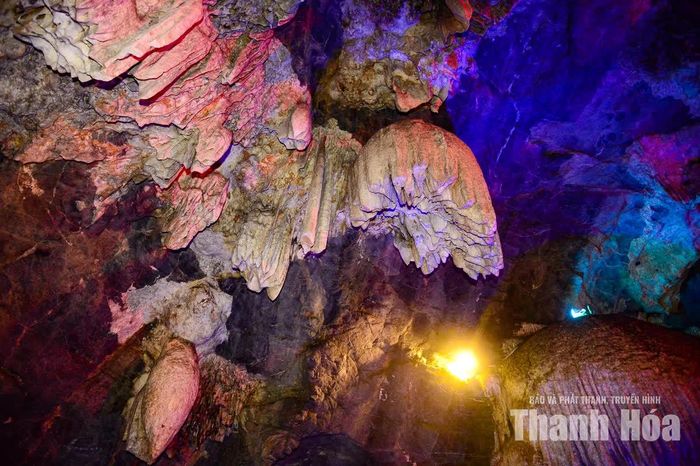 Không gian trong động càng trở nên huyền ảo khi ánh điện nhiều màu sắc chiếu lên các khối thạch nhũ.