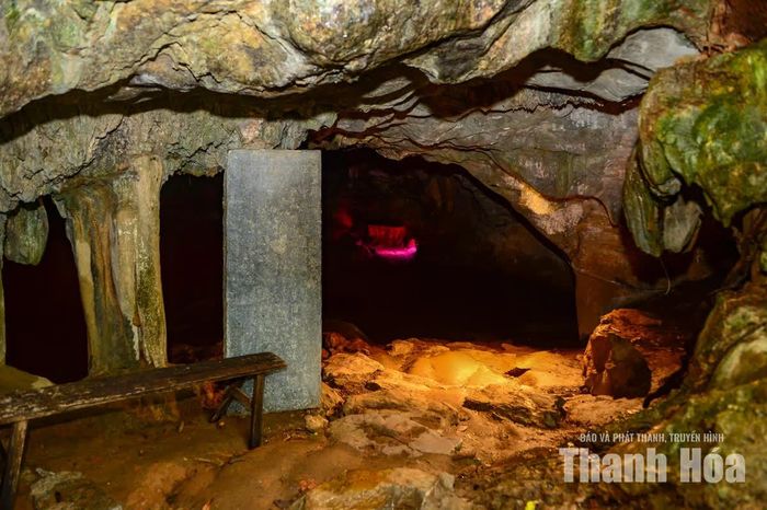 Theo những dấu tích địa chất được lưu truyền, xưa kia khu vực dãy núi có Động Từ Thức từng nằm sâu dưới đáy biển. Qua quá trình biển thoái, những hang động đá vôi lớn dần xuất lộ, tạo nên cảnh quan đặc biệt mà ngày nay du khách có thể chiêm ngưỡng.