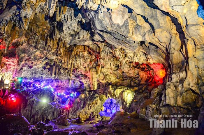 Theo truyền thuyết, Từ Thức là một chàng trai trẻ hiền lành, dũng cảm. Trong một lần tình cờ, chàng gặp và cứu giúp một cô gái xinh đẹp tên Giáng Tiên. Cảm kích trước tấm lòng của Từ Thức, Giáng Tiên đưa chàng vào động và dẫn đến cõi tiên, sống bên nhau hạnh phúc. Nhưng rồi nỗi nhớ quê nhà thôi thúc Từ Thức trở về nhân gian. Khi trở lại, chàng bàng hoàng nhận ra thời gian đã trôi qua hàng trăm năm. Cảnh vật đổi thay, những người thân quen không còn nữa. Sau đó, chiếc xe tiên đưa Từ Thức trở lại cõi tiên cũng hóa thành chim loan bay mất. Không thể trở về nơi từng có những tháng ngày hạnh phúc, chàng đội nón rồi đi vào núi Hoành Sơn và không trở về nữa.