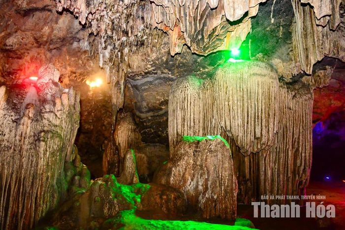 Từ vẻ đẹp ấy, người dân địa phương qua nhiều thế hệ đã gắn cho từng mảng thạch nhũ những hình tượng gần gũi với thế giới thần tiên như kho vàng, núi bạc, tượng Phật, đài sen... Những cách gọi dân gian ấy càng khiến không gian Động Từ Thức trở nên hấp dẫn, khơi gợi trí tò mò của du khách.