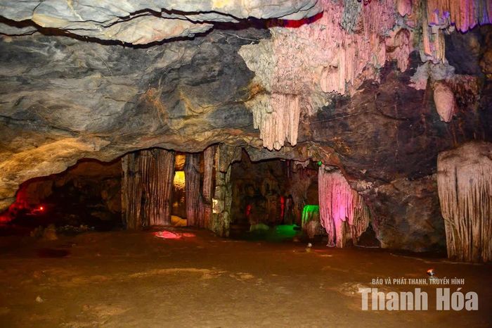 Động dài hơn 200 m, rộng tới hàng nghìn mét vuông. Càng đi sâu vào bên trong, du khách càng cảm nhận rõ sự kỳ thú của thiên nhiên.