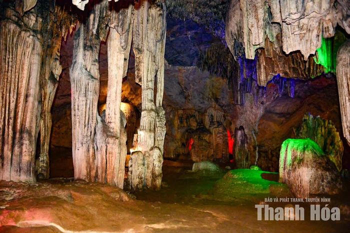 Mỗi ngách động lại mở ra một không gian riêng với những mảng thạch nhũ nhiều tầng lớp, hình dáng phong phú, in dấu thời gian.